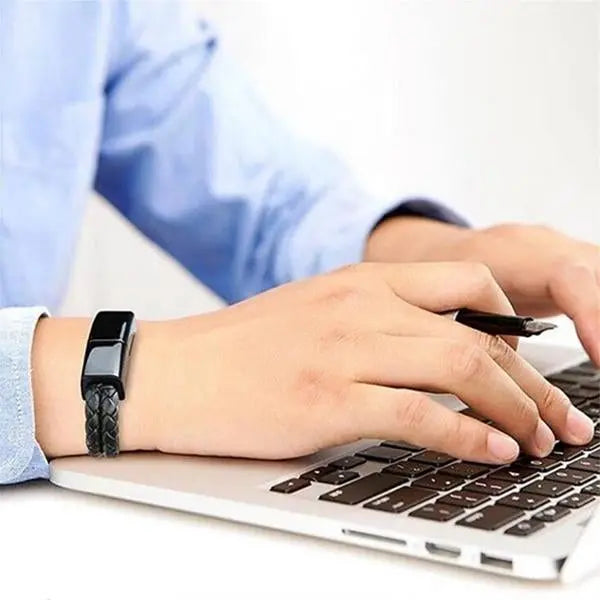 Bracelet chargeur USB porté au quotidien comme accessoire technologique discret et utile
