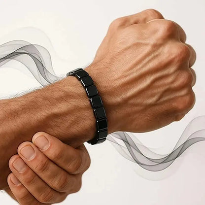 Bracelet en hématite naturelle porté au poignet – bijou masculin anti-stress et élégant