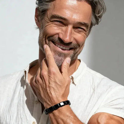 Bracelet en hématite naturelle porté au poignet – bijou masculin anti-stress et élégant
