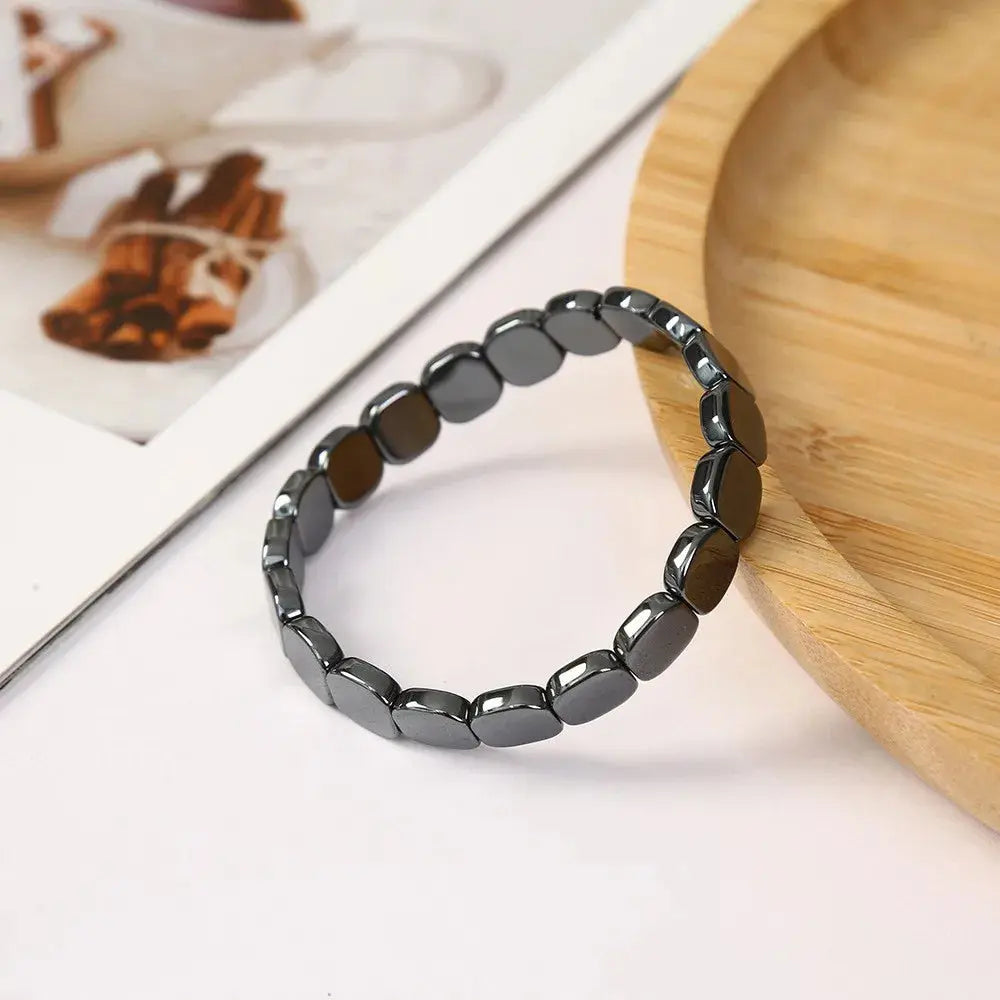 Bracelet en pierre d’hématite naturelle – photo produit élégante sur plateau en bois