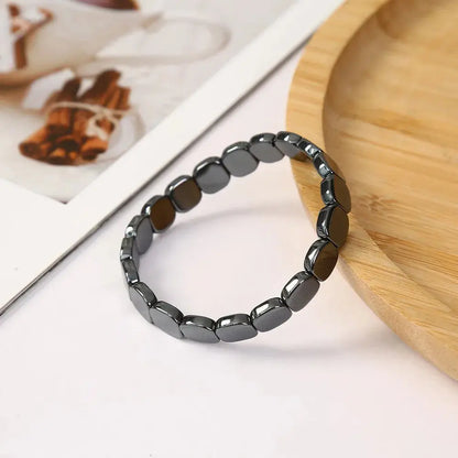 Bracelet en pierre d’hématite naturelle – photo produit élégante sur plateau en bois