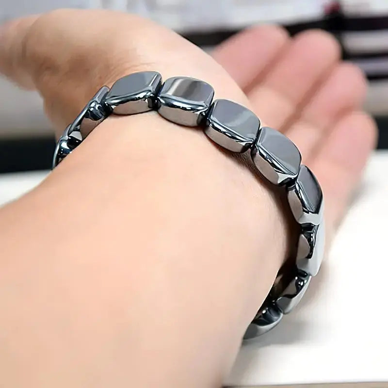 Bracelet en hématite porté au poignet – accessoire masculin style et bien-être